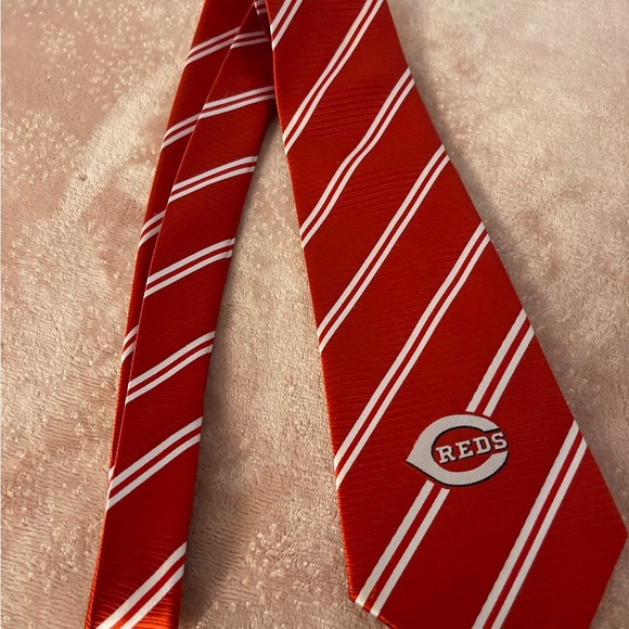 MLB Reds Tie with White Stripes - Picture 4 of 7